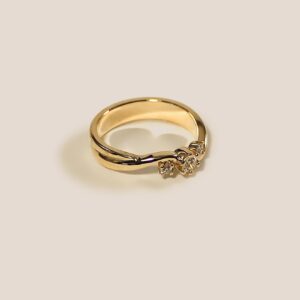 Handgemaakte gouden ring met drie diamanten, ontworpen door Femke Kleisen
