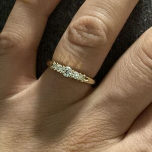 Gouden ring gezet met vijf fonkelende diamanten