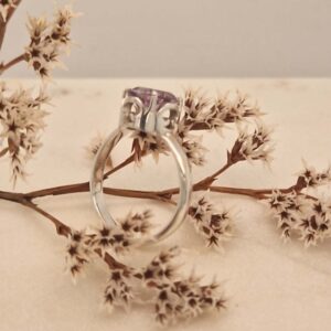 Silver amethyst ring with a purple gemstone, designed by Femke Kleisen.