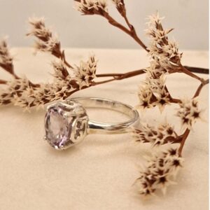 Silver ring with a purple amethyst, designed by Femke Kleisen.